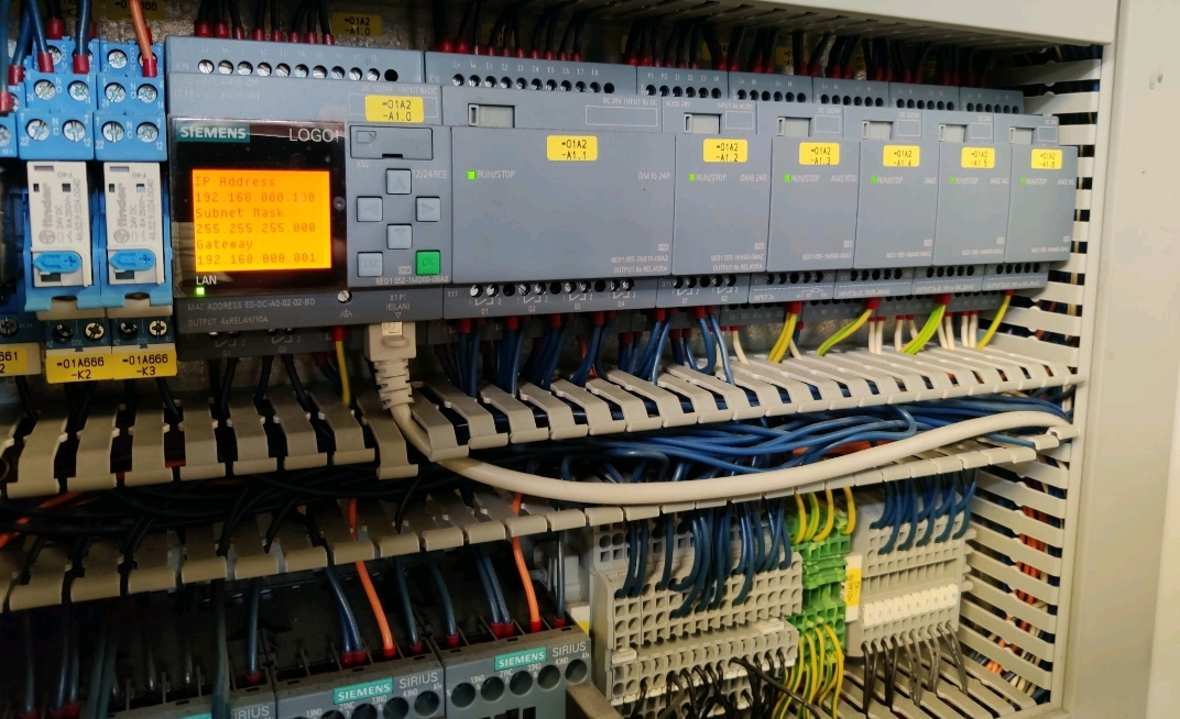 Πίνακας Siemens LOGO! με modular I/O για έργο βιομηχανικού αυτοματισμού